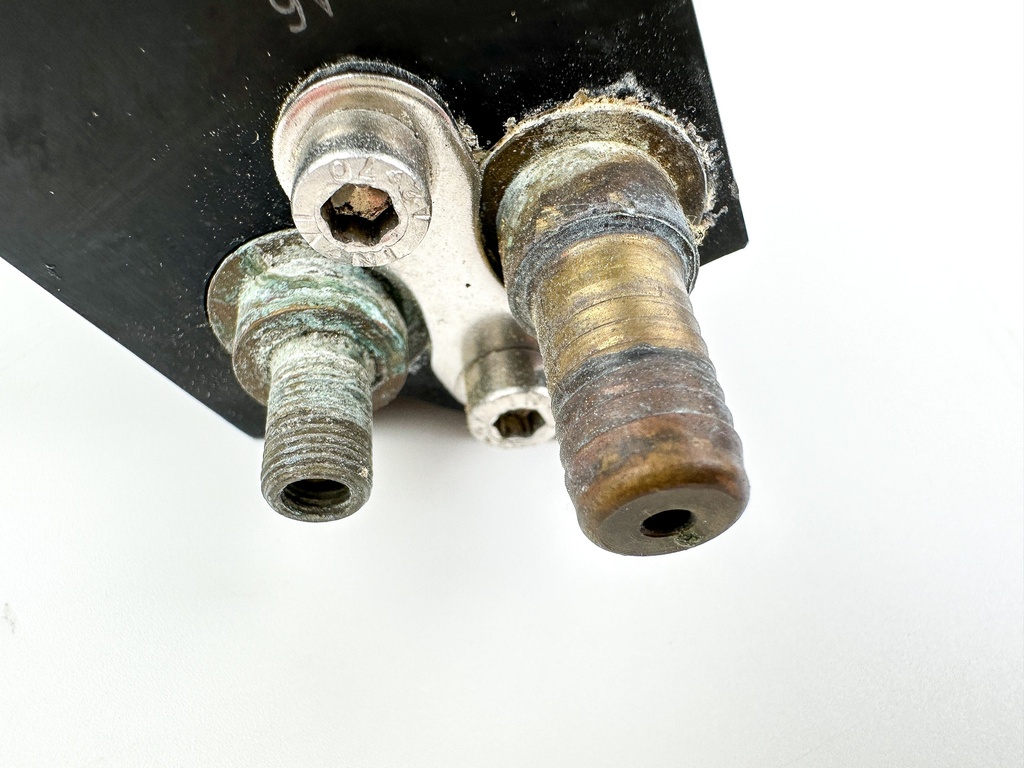 1999 Mercury 150HP 2 Stroke Starboard Fuel Rail With Injectors 804512