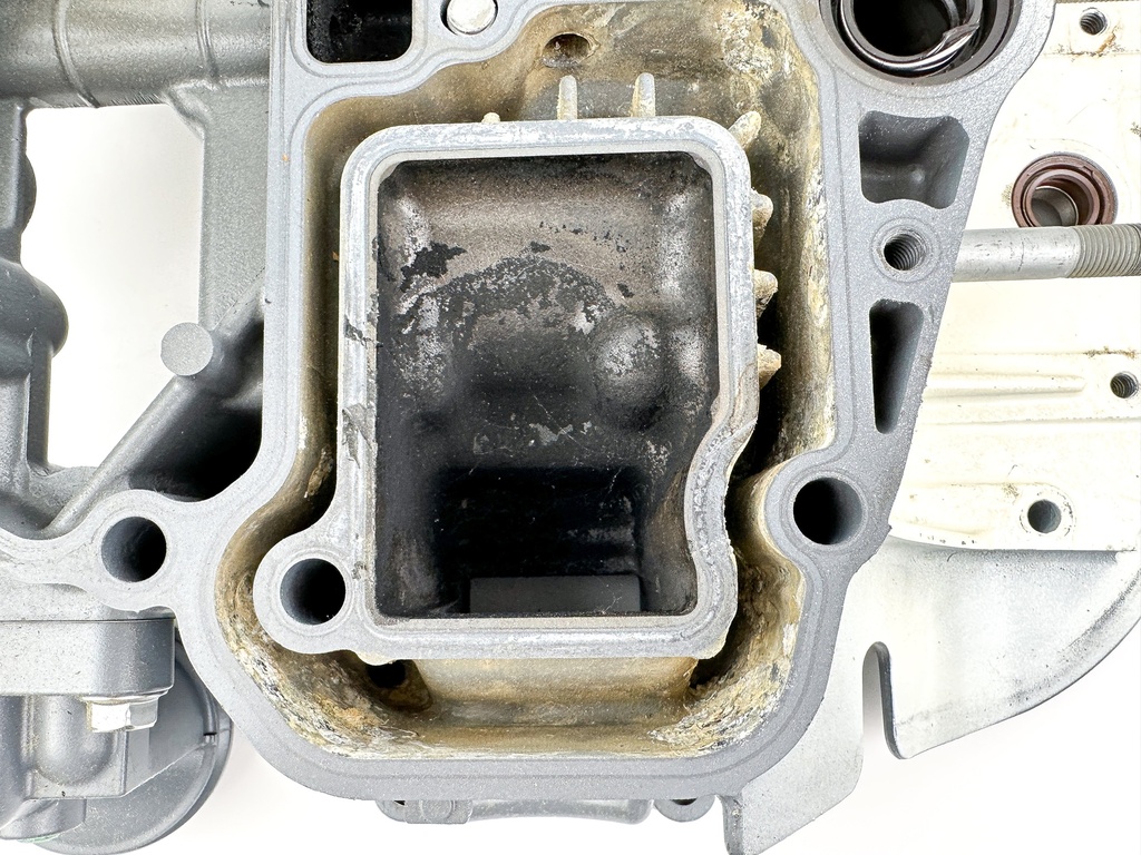 2018 Suzuki 90HP DF90 4 Stroke Outboard Engine Holder White 51111-87L00-Y5S