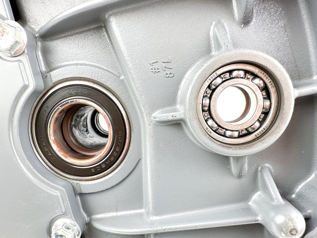 2018 Suzuki 90HP DF90 4 Stroke Outboard Engine Holder White 51111-87L00-Y5S