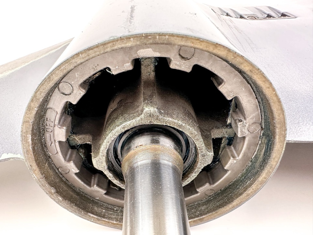 1996-2005 Yamaha 150 175 200 HP 2 Stroke 25" XL Lower Unit Gear Case 64E-45300-24-8D