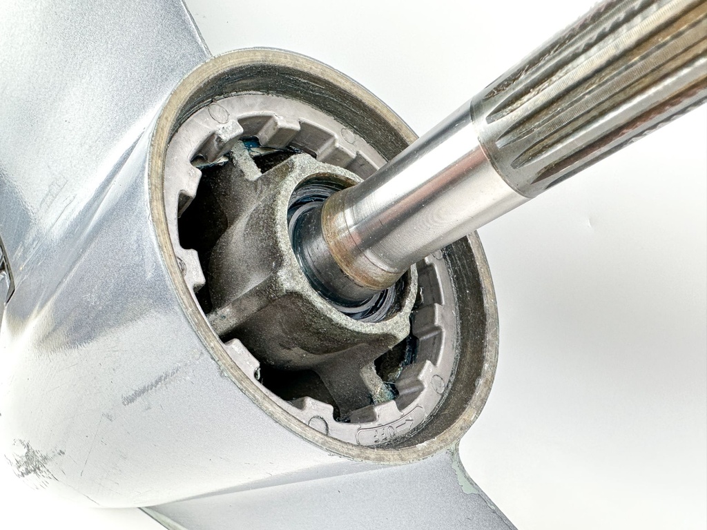 1996-2005 Yamaha 150 175 200 HP 2 Stroke 25" XL Lower Unit Gear Case 64E-45300-24-8D