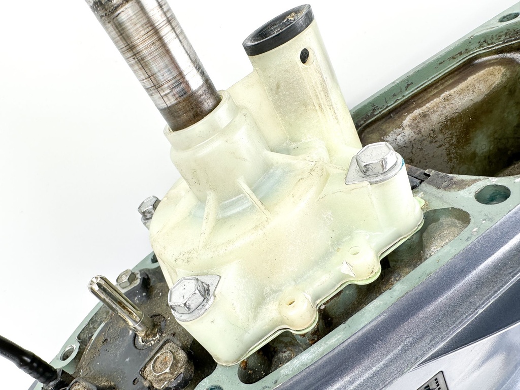 1996-2005 Yamaha 150 175 200 HP 2 Stroke 25" XL Lower Unit Gear Case 64E-45300-24-8D