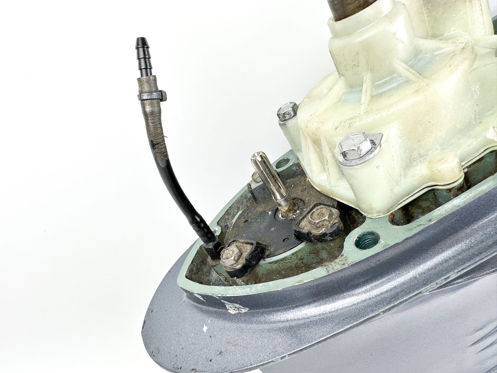 1996-2005 Yamaha 150 175 200 HP 2 Stroke 25" XL Lower Unit Gear Case 64E-45300-24-8D