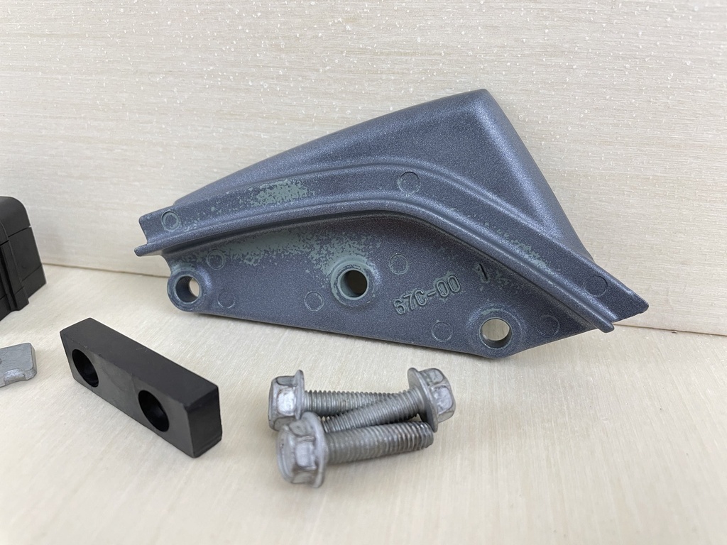 2004 Yamaha 40HP F40 Outboard Cable Cover Plate Fitting 67C-42738-00-4D