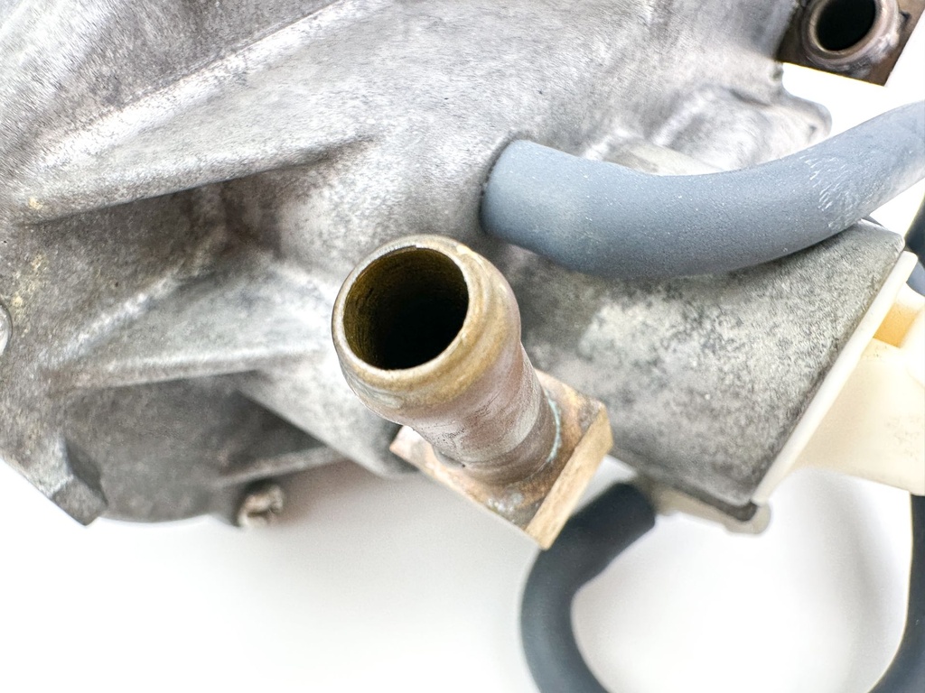 2000 Yamaha 115 HP 4 Stroke VST Float Chamber Assembly 68V-14180-00-00 Cleaned & Tested