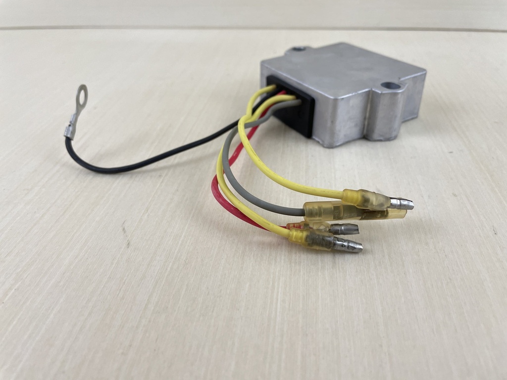 2004 Yamaha 40HP 4 Stroke Outboard Regulator Rectifier Assembly 65W-81960-10-00