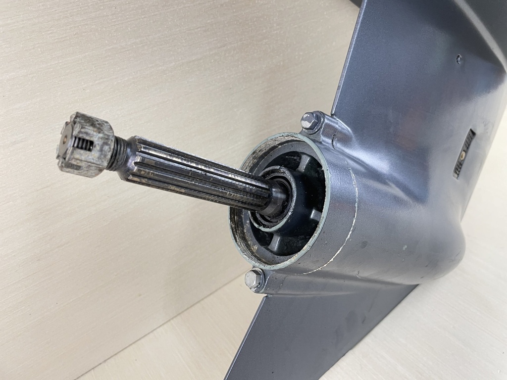 2004 Yamaha 40HP 4 Stroke 20" Long Lower Unit Gear Case RH 67C-45300-11-4D