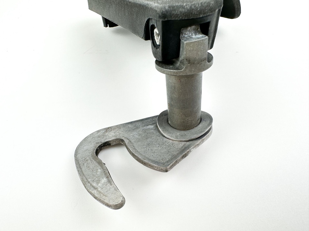 2008 Evinrude 250 HP 2 Stroke Etec Starboard Latch Handle 5005708 OEM