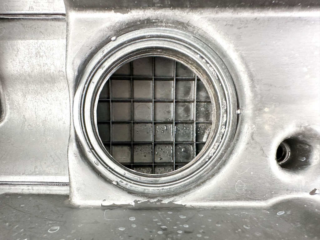 2009 Evinrude 150 HP 2 Stroke Outboard Intake Air Silencer Assembly 5007623 OEM