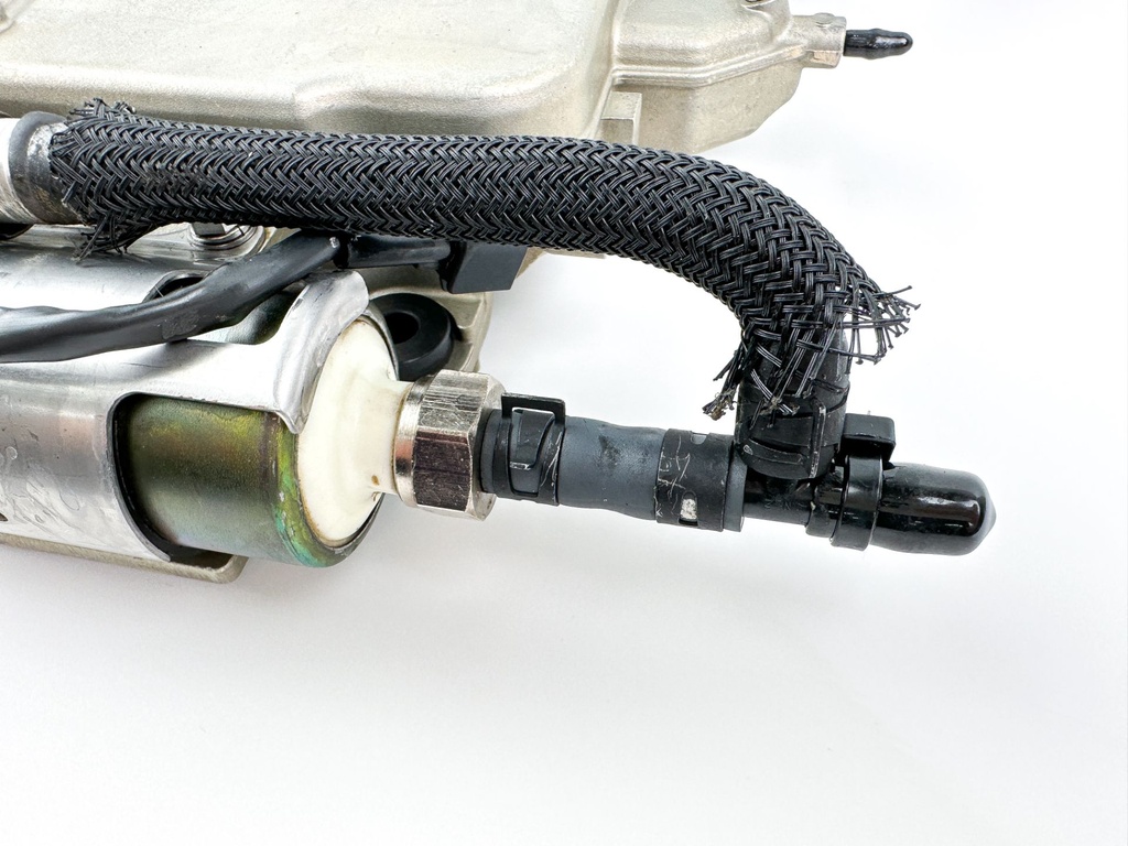 2005 Yamaha 250 HP 4 Stroke Outboard VST Float Chamber Assembly 6P2-14180-00-00 Cleaned