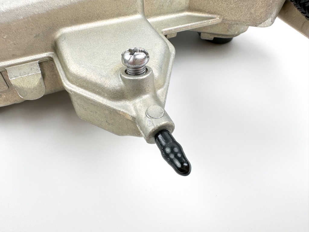 2005 Yamaha 250 HP 4 Stroke Outboard VST Float Chamber Assembly 6P2-14180-00-00 Cleaned