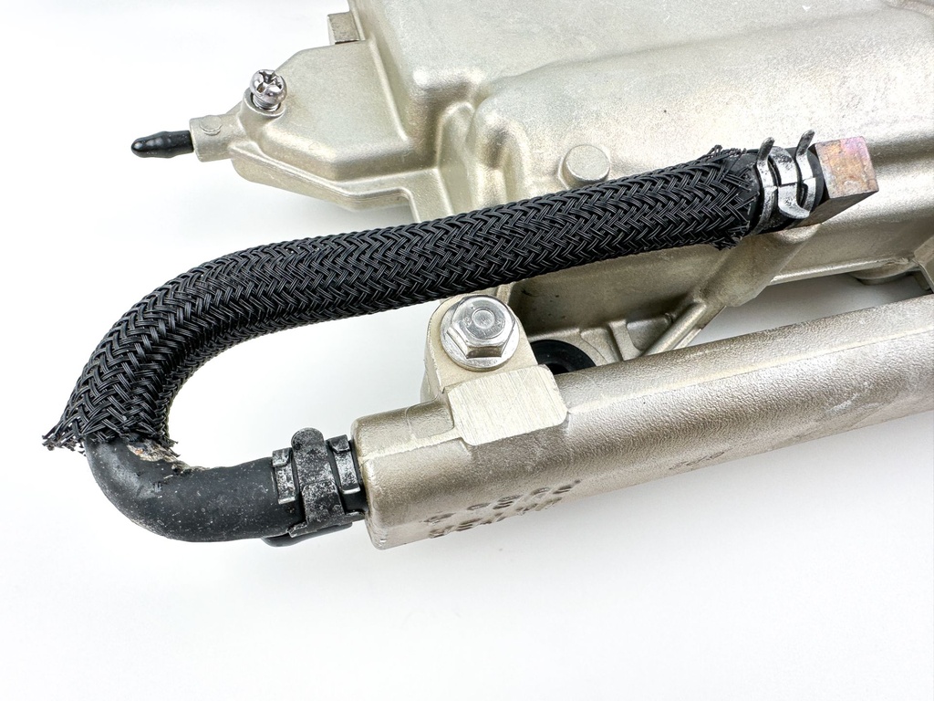 2005 Yamaha 250 HP 4 Stroke Outboard VST Float Chamber Assembly 6P2-14180-00-00 Cleaned