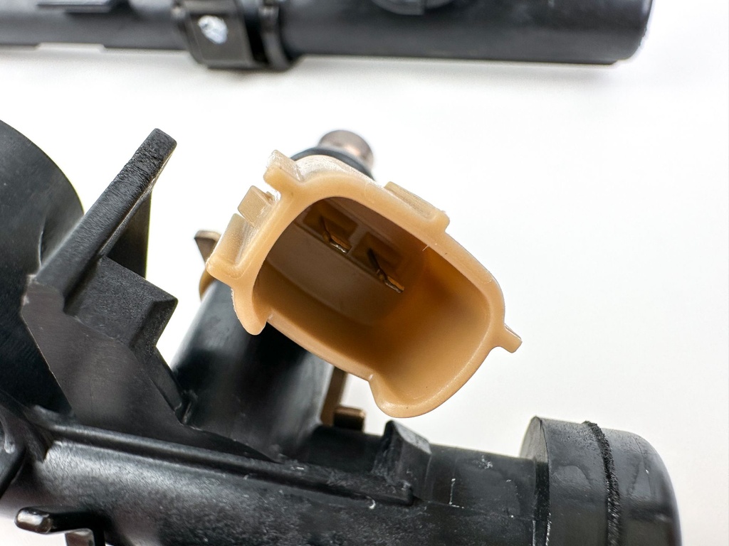 2005 Yamaha 250 HP 4 Stroke Outboard Fuel Injector Set W/ Rail 6P2-13761-00-00 Cleaned