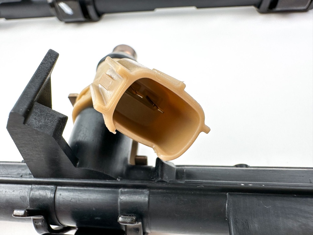 2005 Yamaha 250 HP 4 Stroke Outboard Fuel Injector Set W/ Rail 6P2-13761-00-00 Cleaned