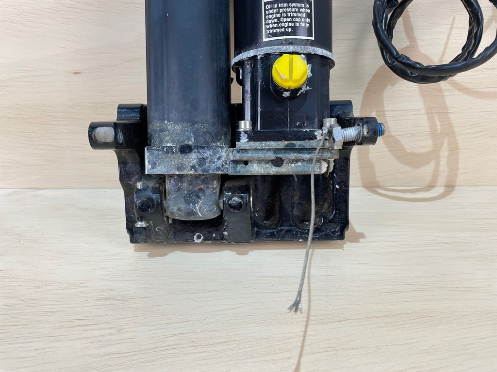 Mercury 70 90 115HP Power Tilt and Trim Assembly 8M0090335 - Needs Repair