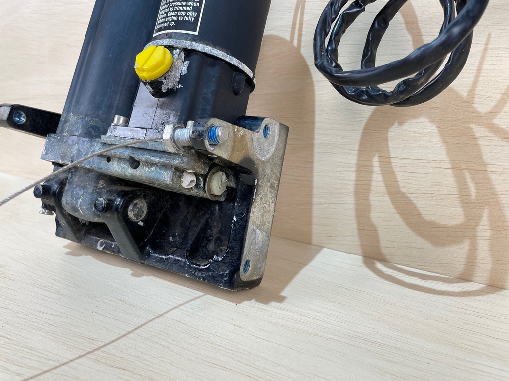 Mercury 70 90 115HP Power Tilt and Trim Assembly 8M0090335 - Needs Repair