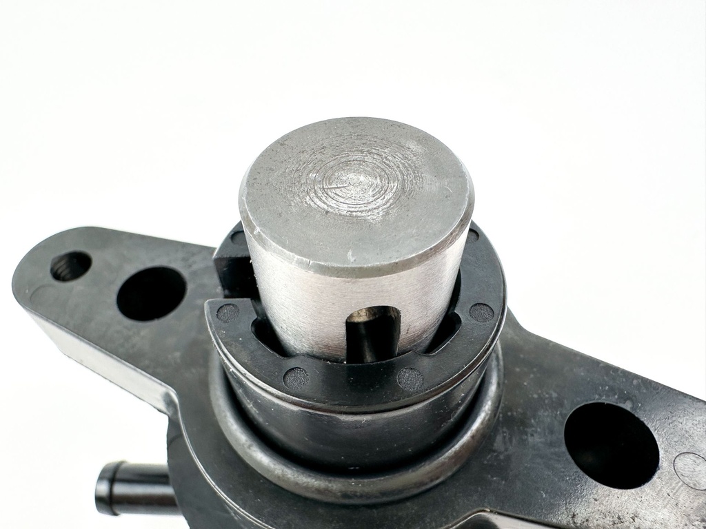 2007 Suzuki 150 HP 4 Stroke Outboard Fuel Pump 15100-96J01 OEM