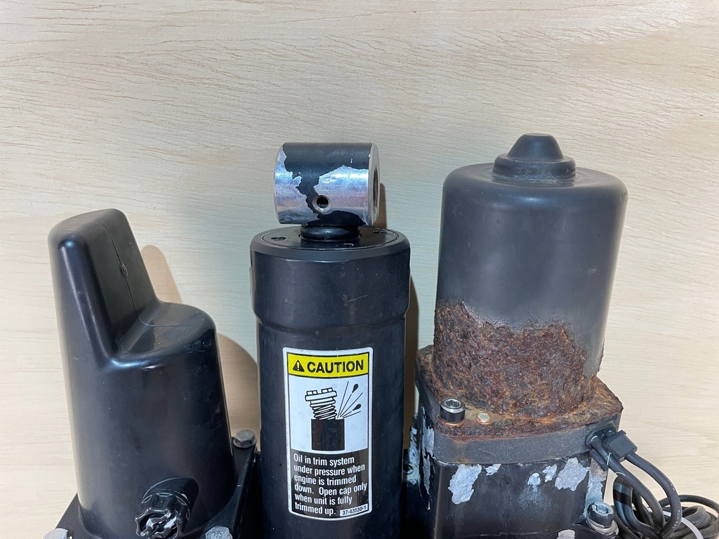 1998 Mercury Optimax 135HP Power Trim & Tilt Assembly 2 Wire 826729A2