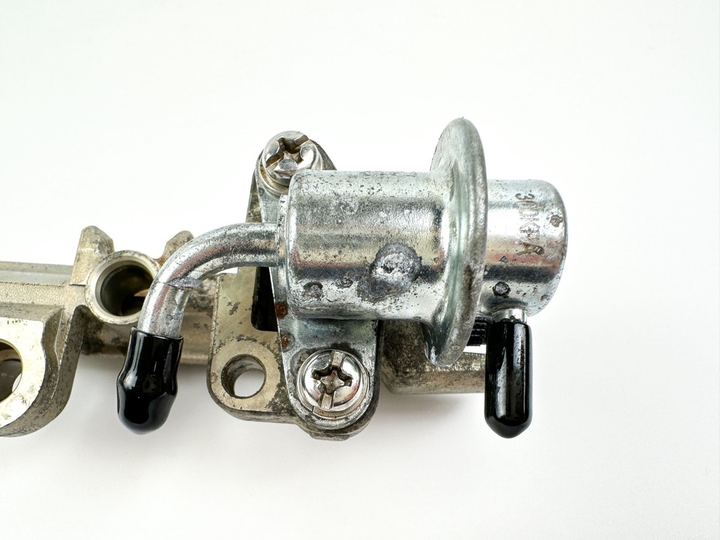 2004 Yamaha 115 HP 4 Stroke Outboard Delivery Pipe Fuel Rail OEM