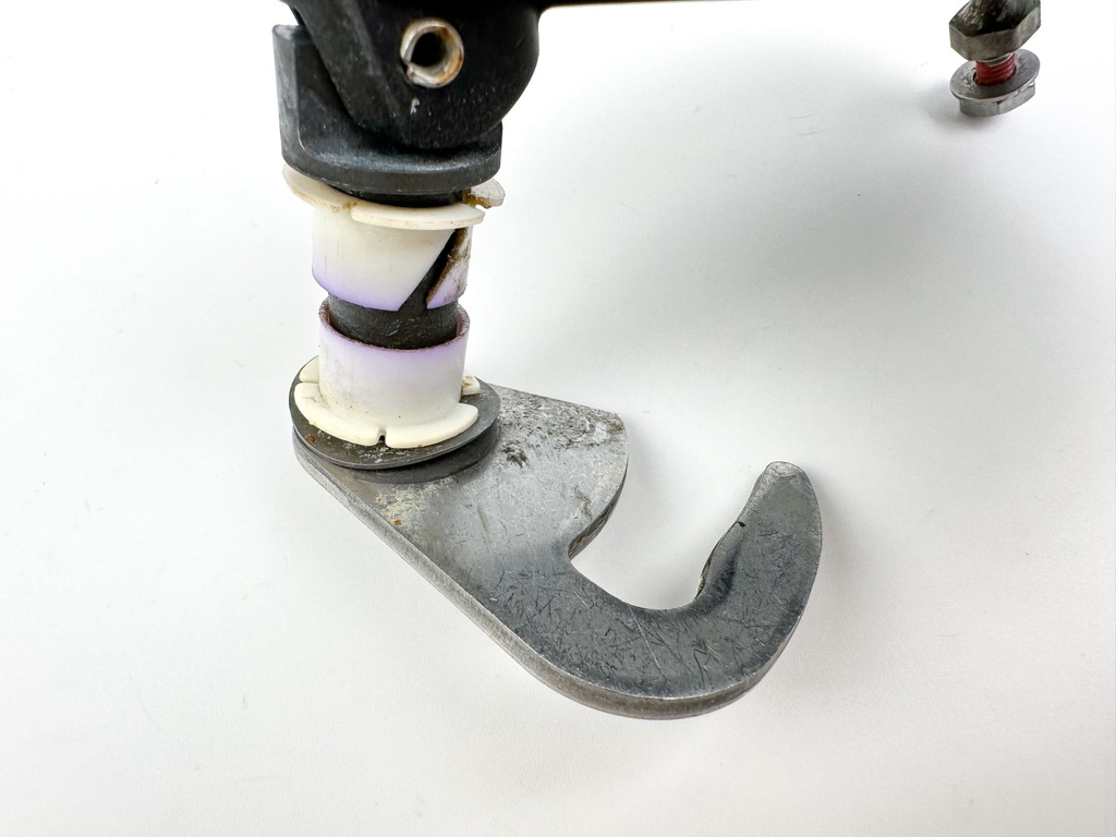 2007 Evinrude 250 HP 2 Stroke Outboard Starboard Latch Handle 5005708 OEM