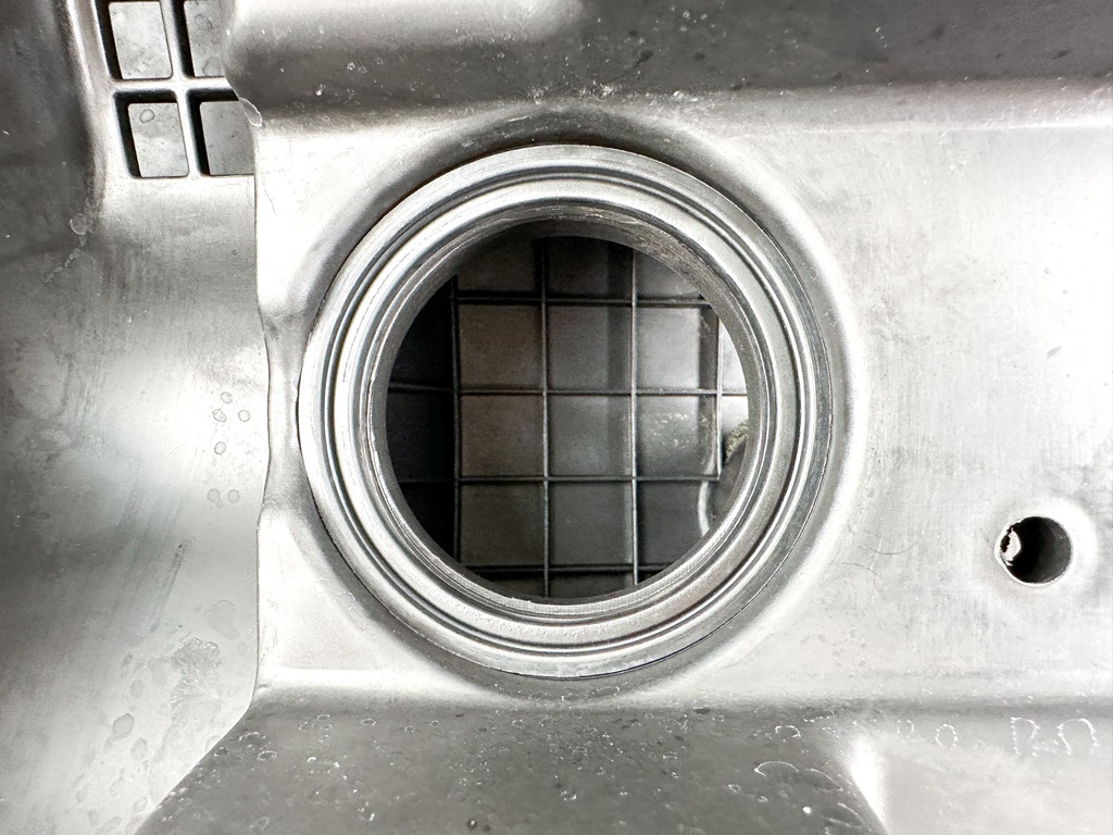 2007 Evinrude 250 HP 2 Stroke Outboard Intake Air Silencer Assembly 5005908 OEM