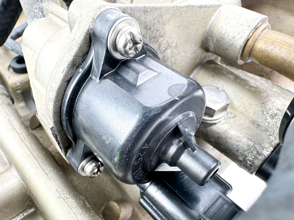 2004 Yamaha 115 HP 4 Stroke Outboard Intake Manifold & Throttle Body 68V-14200-03-00 OEM