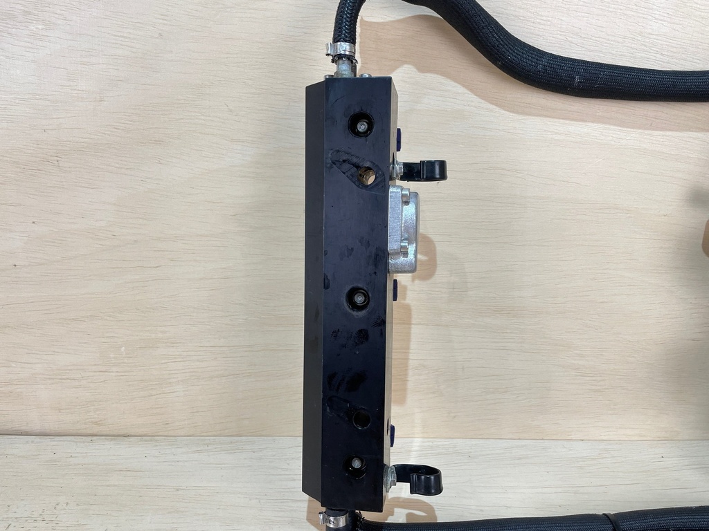 1998 Mercury Optimax 135HP Outboard Fuel Rail Assembly With Injectors