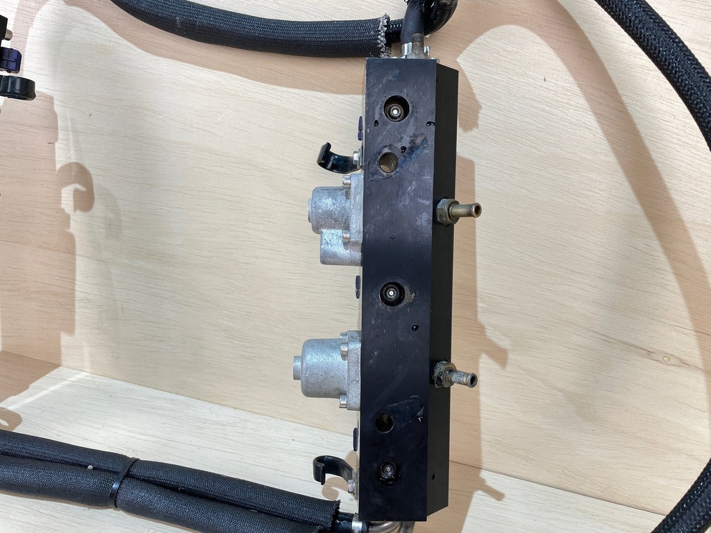 1998 Mercury Optimax 135HP Outboard Fuel Rail Assembly With Injectors