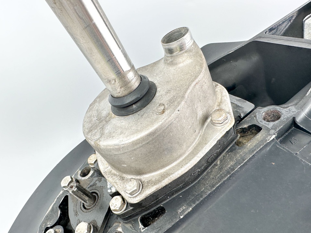 Mercury 75 90 115 125 HP 2 Stroke 20" Long Lower Unit Gear Case 9011J15