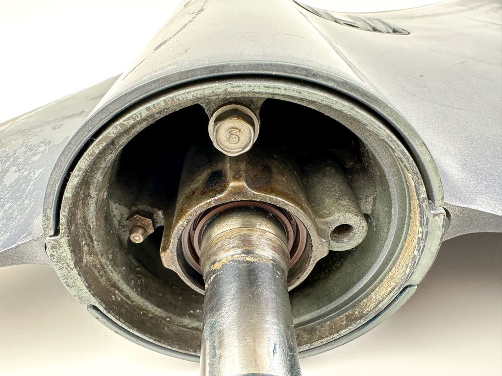 Yamaha 200 255 250 HP V6 F250 3.3L 25" Shaft Lower Unit Gear Case RH