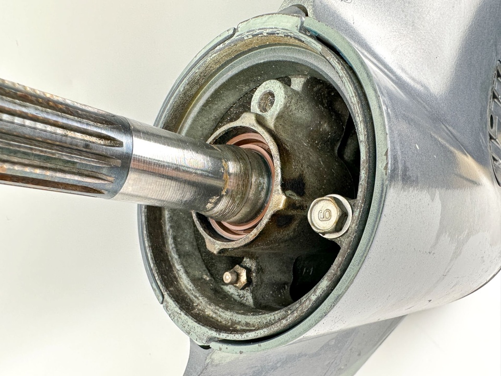 Yamaha 200 255 250 HP V6 F250 3.3L 25" Shaft Lower Unit Gear Case RH