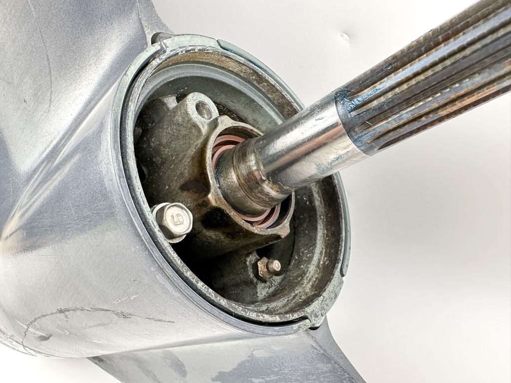 Yamaha 200 255 250 HP V6 F250 3.3L 25" Shaft Lower Unit Gear Case RH