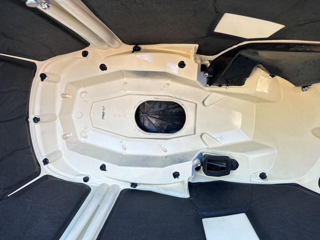 2018 Suzuki 350 HP 4 Stroke Outboard Top Cowling 61420-98823-BBK OEM