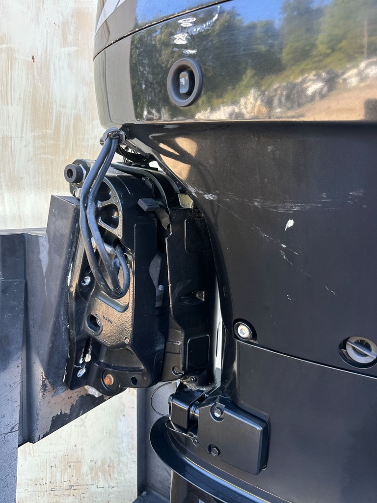 2006 Suzuki 70HP 4 Stroke Outboard Engine W/ 20" Shaft