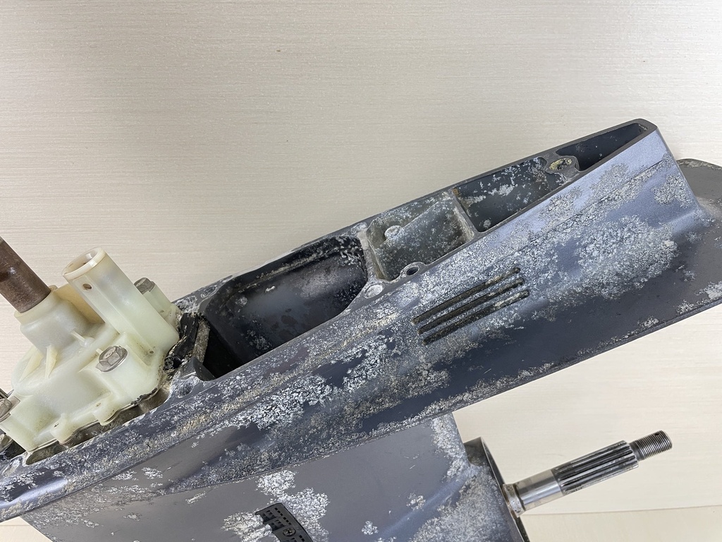 2015 Yamaha 200HP F200 4 Stroke Outboard 25" XL Lower Unit Gear Case RH 6DA-45300-10-8D