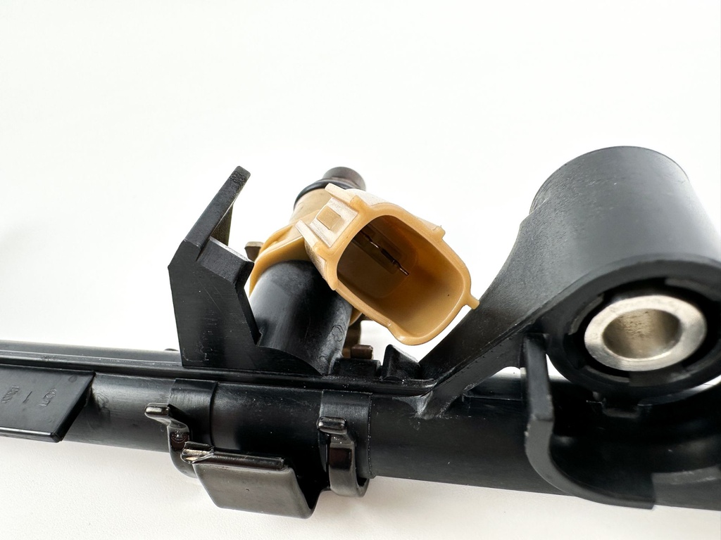 2005 Yamaha 250 HP 4 Stroke Fuel Injector Set W/ Rail 6P2-13761-00-00 Cleaned