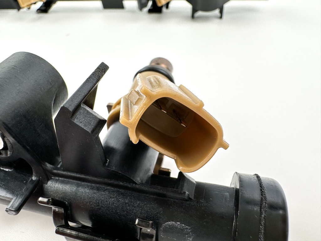 2005 Yamaha 250 HP 4 Stroke Fuel Injector Set W/ Rail 6P2-13761-00-00 Cleaned