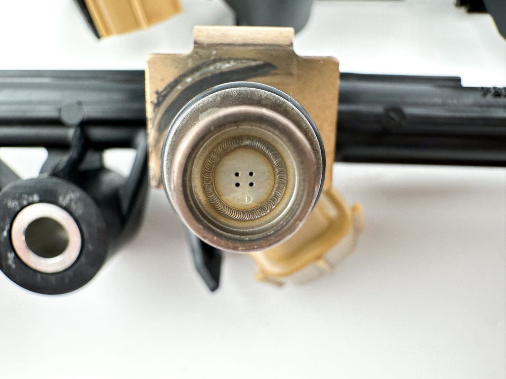 2005 Yamaha 250 HP 4 Stroke Fuel Injector Set W/ Rail 6P2-13761-00-00 Cleaned