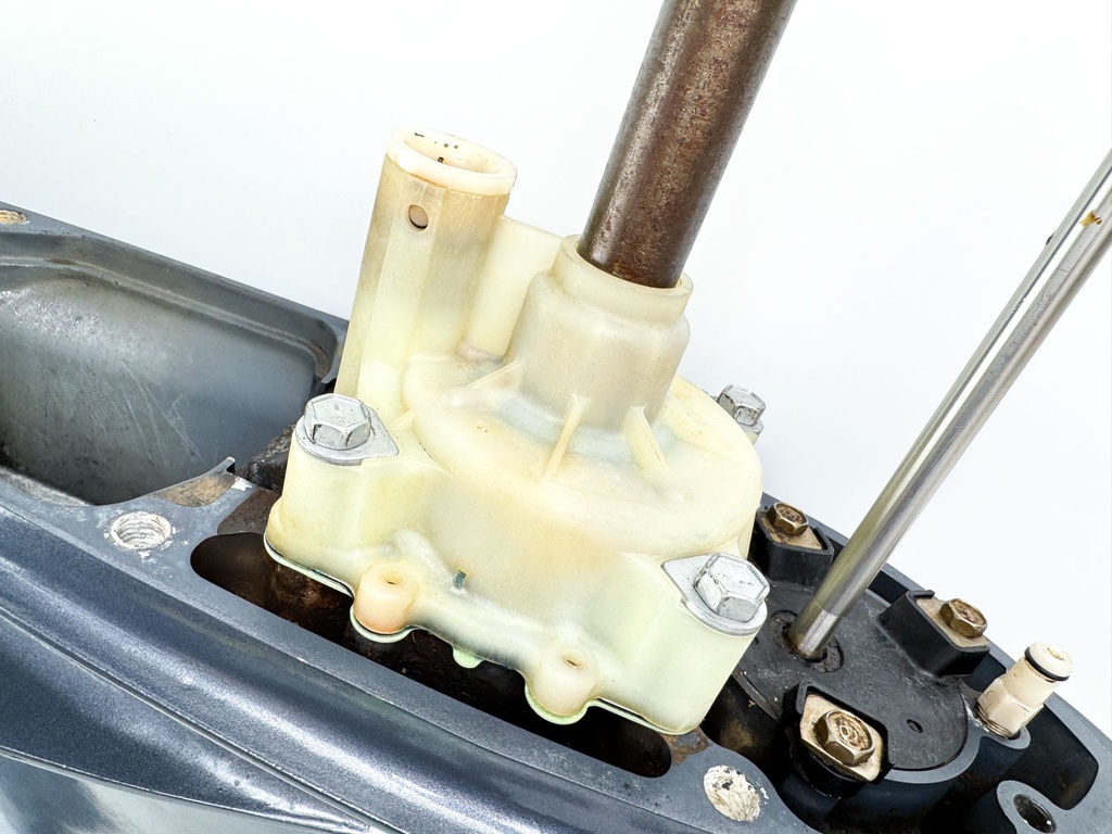 2004 + Yamaha 150HP 4 Stroke 25" Shaft Lower Unit Gear Case RH Ready To Install