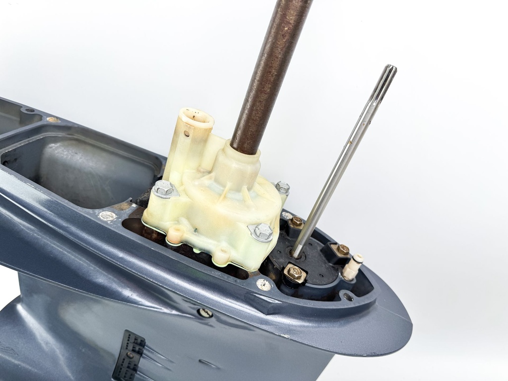 2004 + Yamaha 150HP 4 Stroke 25" Shaft Lower Unit Gear Case RH Ready To Install