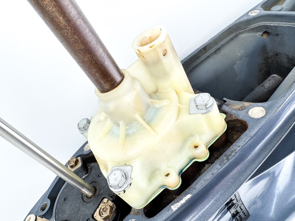 2004 + Yamaha 150HP 4 Stroke 25" Shaft Lower Unit Gear Case RH Ready To Install