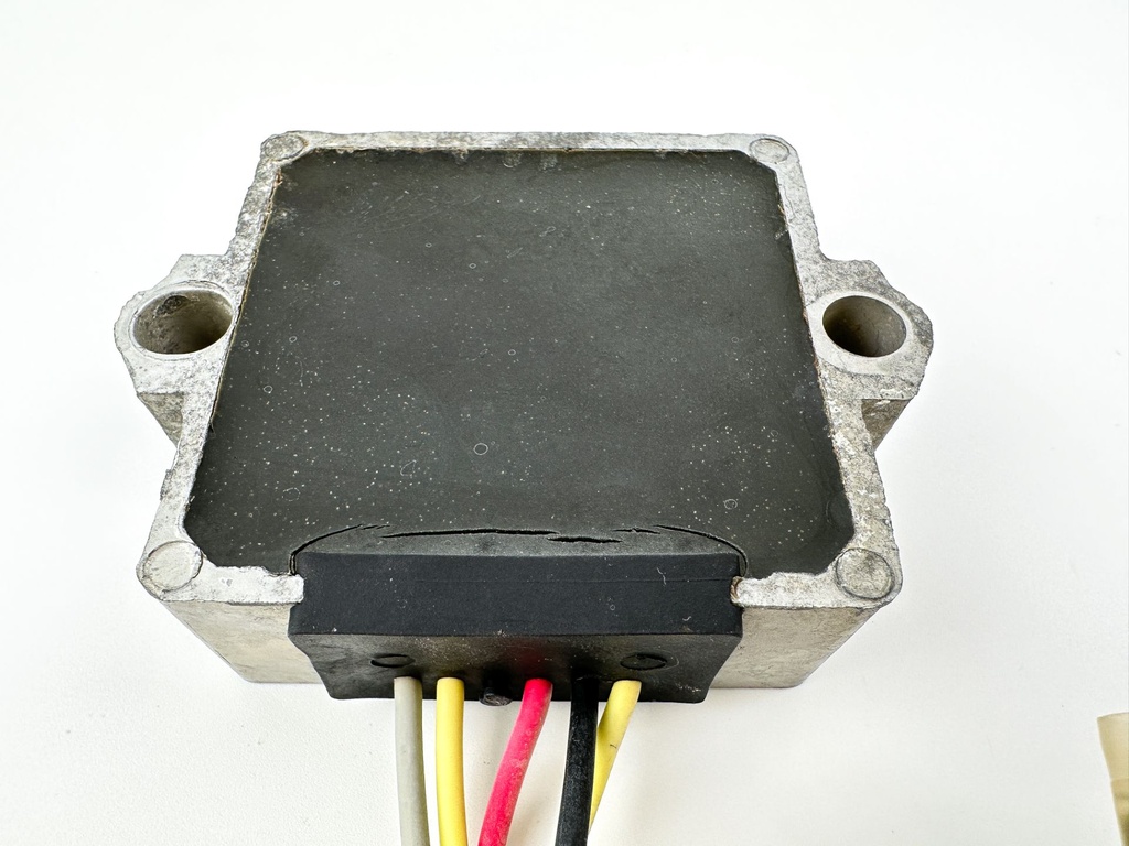 2001 Yamaha 25 HP 4 Stroke Outboard Rectifier & Regulator 65W-81960-00-00 OEM