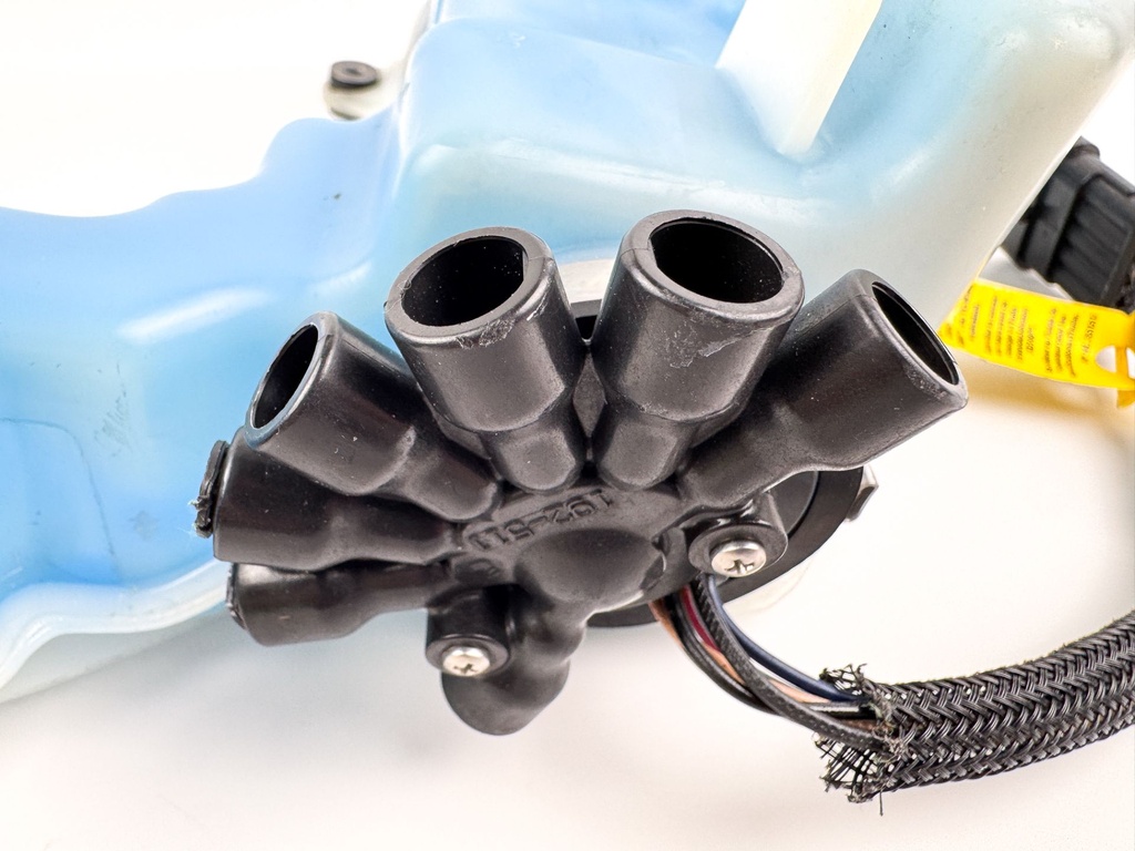 2006 Evinrude 40 HP Etec 2 Stroke Outboard Oil Tank W/ Pump 5005175 OEM