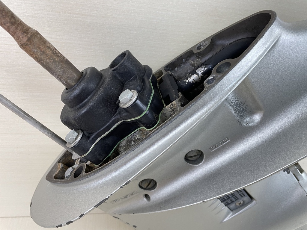 1997 Honda 25HP 4 Stroke Outboard 20" Long Lower Unit Gear Case 41100-ZV7-722ZA