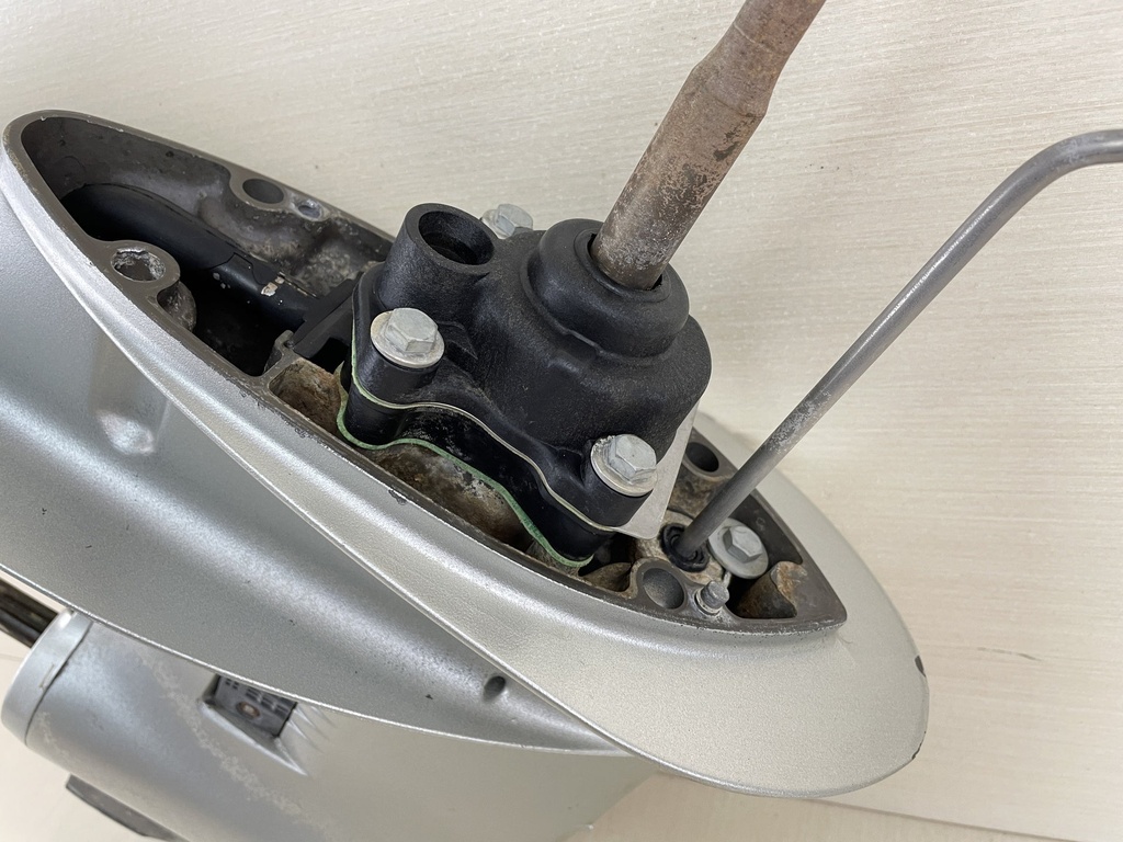 1997 Honda 25HP 4 Stroke Outboard 20" Long Lower Unit Gear Case 41100-ZV7-722ZA