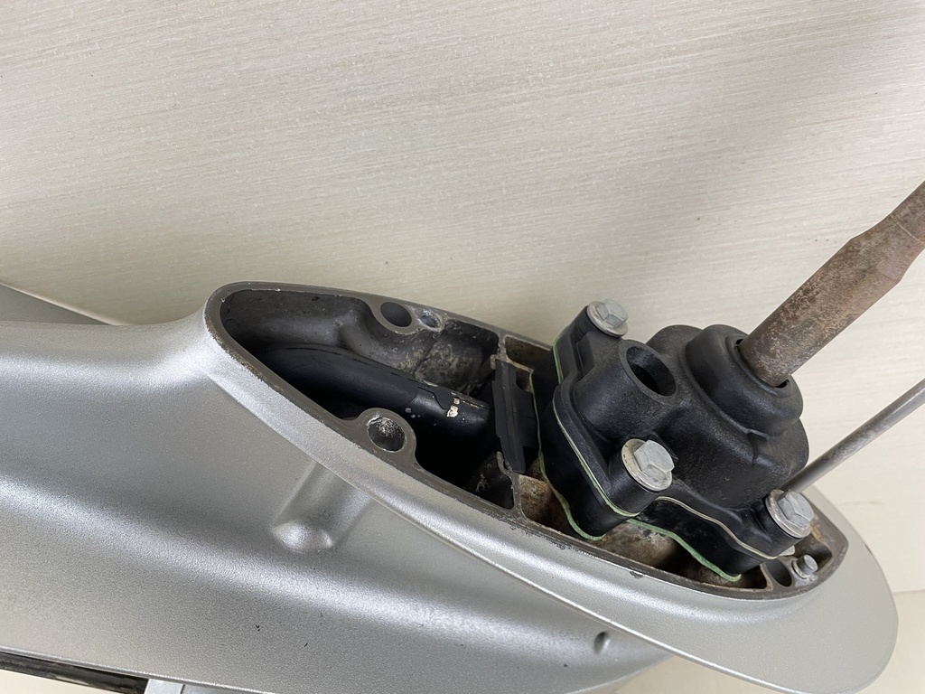 1997 Honda 25HP 4 Stroke Outboard 20" Long Lower Unit Gear Case 41100-ZV7-722ZA