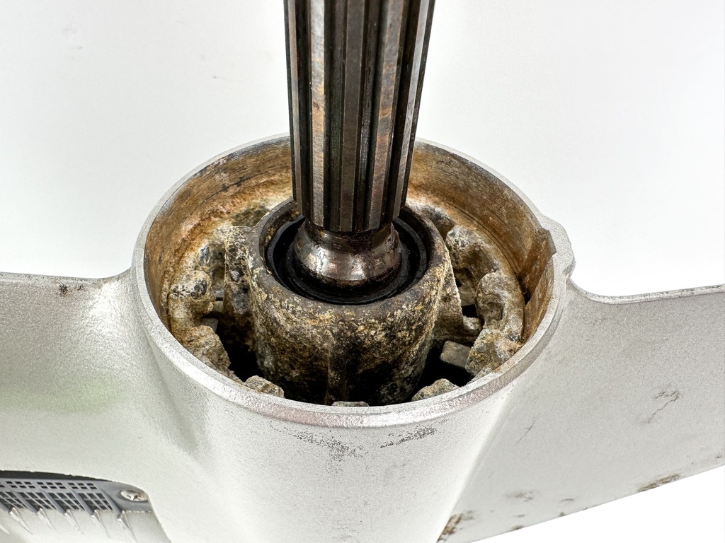 01-07 Honda 40 50 HP 4 Stroke Outboard 20" Lower Unit Gear Case 41100-ZW4-H16ZA