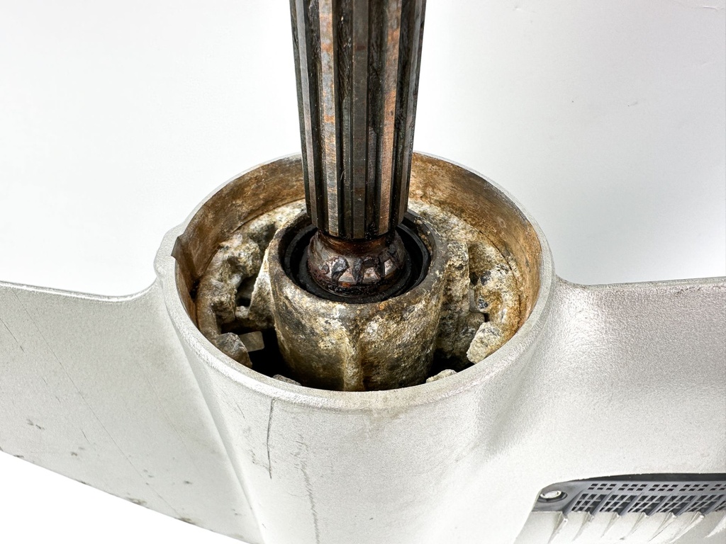 01-07 Honda 40 50 HP 4 Stroke Outboard 20" Lower Unit Gear Case 41100-ZW4-H16ZA