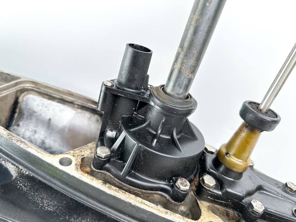 Johnson Evinrude 85 88 90 100 112 115 HP V4 20" LongLower Unit Gear Case 92 - 1998