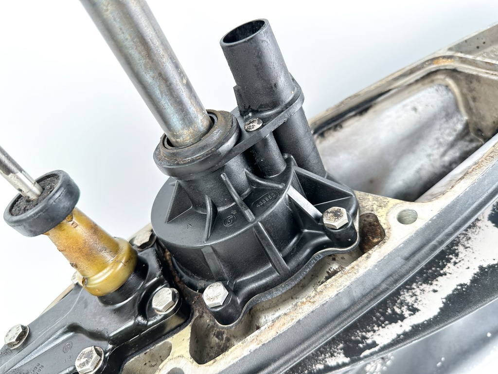 Johnson Evinrude 85 88 90 100 112 115 HP V4 20" LongLower Unit Gear Case 92 - 1998